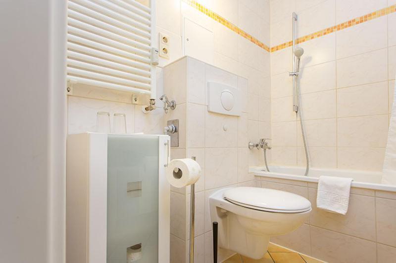 H&H Apartments Im Herzen Der Stadt Teilweise Mit Balkon Ruhig Zentral Modern Mit Kueche جرايفسفالد المظهر الخارجي الصورة